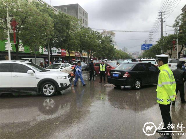 靖边县：春雨绵绵润大地 交警执勤保畅通