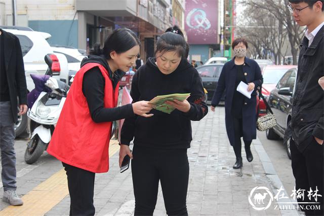 榆阳区新明楼街道办新楼社区开展“为城市添新绿”创森送花宣传活动