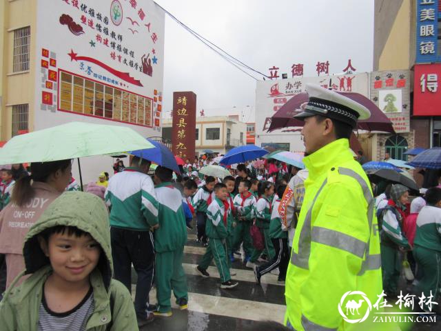 靖边县：春雨绵绵润大地 交警执勤保畅通