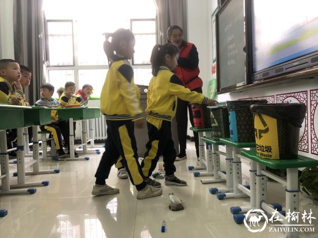 榆阳区兴路社区开展“小手拉大手 垃圾分类进校园”主题讲座