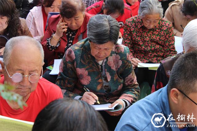 榆阳区新楼社区开展“创森”知识问卷调查送花籽活动