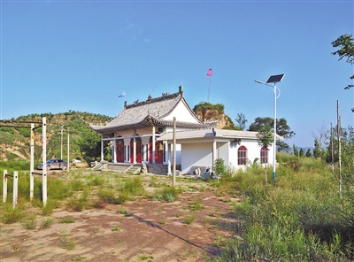 暖泉寨山顶的庙宇和烽燧