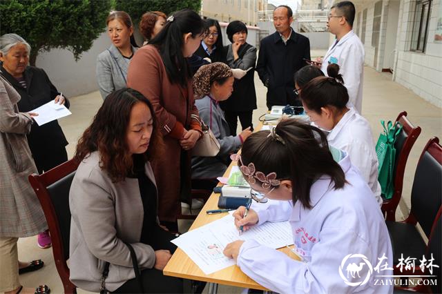 榆阳区驼峰办桃源路社区开展“感恩母亲 关爱健康”主题活动