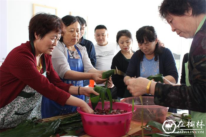 榆阳区望湖路社区举办“浓情端午 粽香飘飘”包粽子比赛