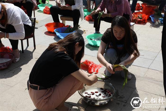 神木市大保当社区举办第四届“邻里友好”包粽子比赛