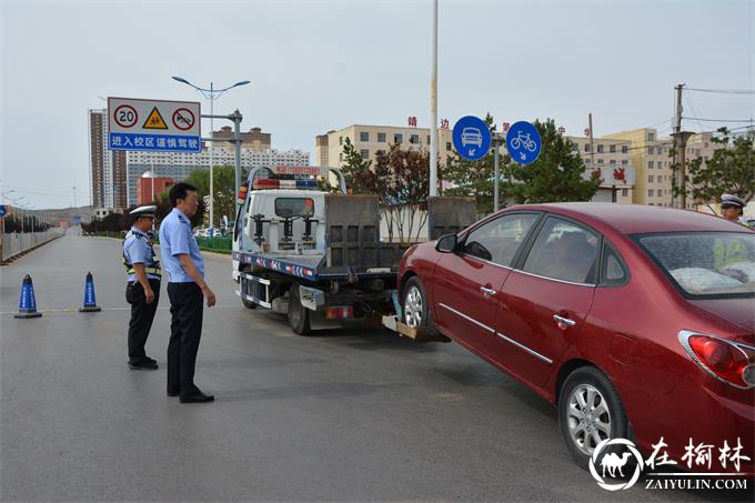 靖边县122名交警路面执勤为高考护航