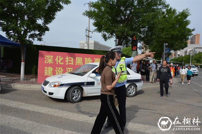 靖边县122名交警路面执勤为高考护航