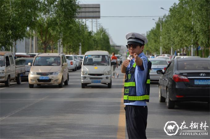靖边县122名交警路面执勤为高考护航