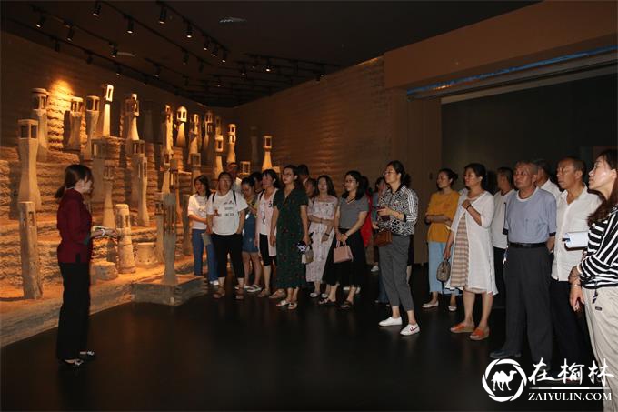 党员们认真聆听讲解员介绍陕北民歌发展历史