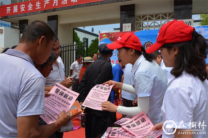 靖边交警开展“畅行安全路 幸福奔小康”主题宣传活动