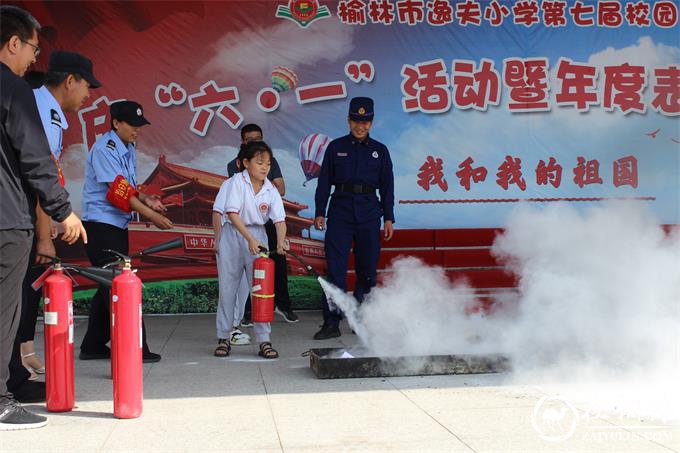 一名小学生体验使用灭火器