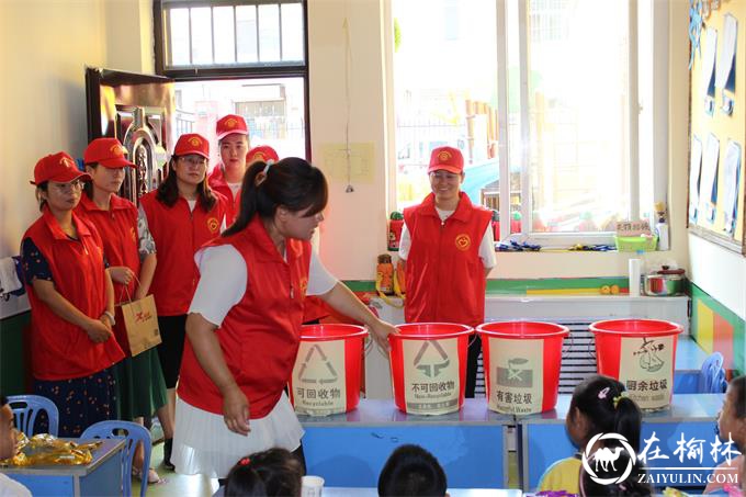 志愿者对四类垃圾进行详细讲解