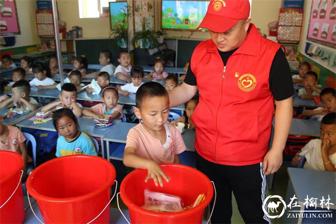 小朋友现场投放垃圾