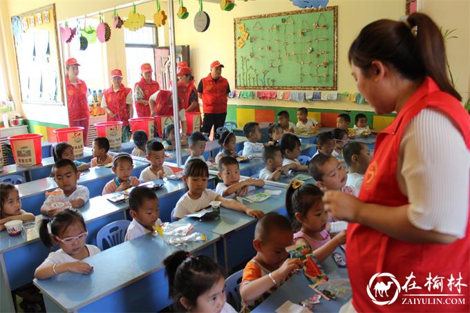 志愿者讲解生活中的垃圾分类知识