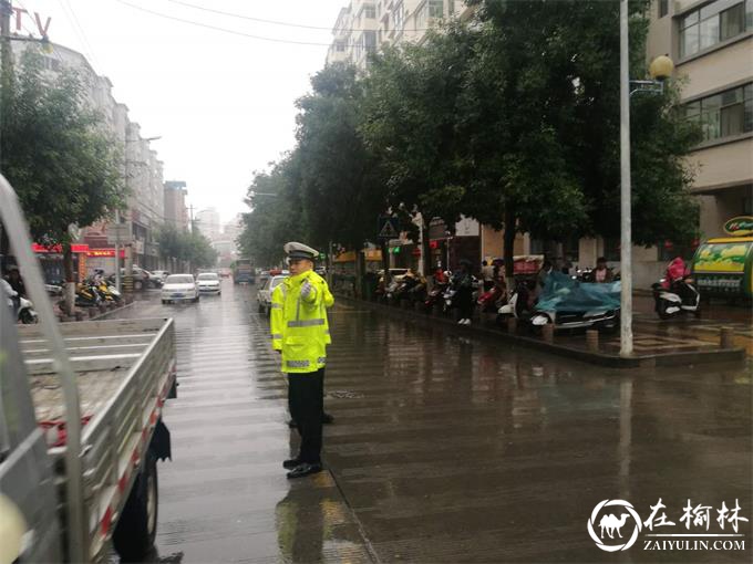 靖边：雨中“浇警” 点亮街头“美景”
