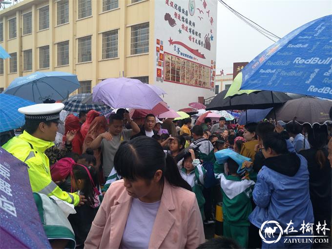 靖边：雨中“浇警” 点亮街头“美景”