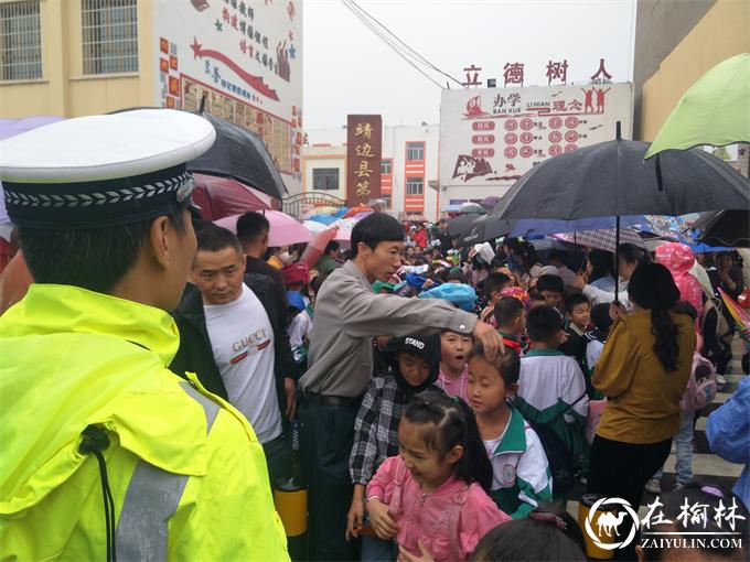 靖边：雨中“浇警” 点亮街头“美景”