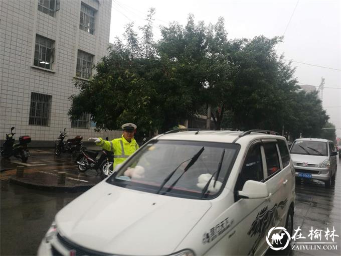靖边：雨中“浇警” 点亮街头“美景”