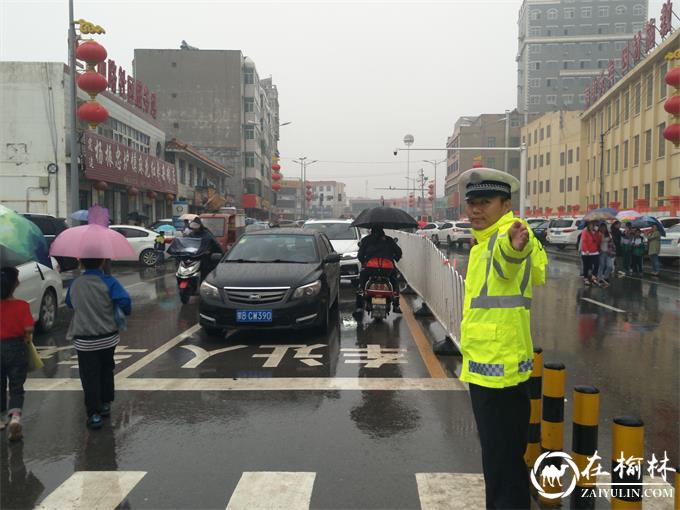 靖边：雨中“浇警” 点亮街头“美景”