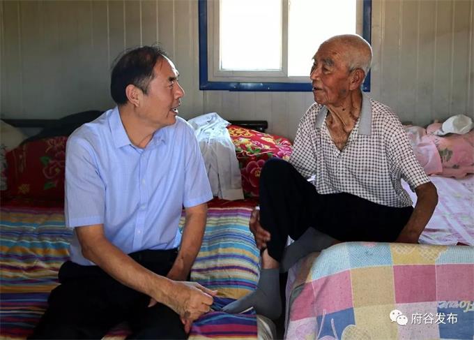 杜寿平到府谷慰问困难党员、老党员和驻村工作队