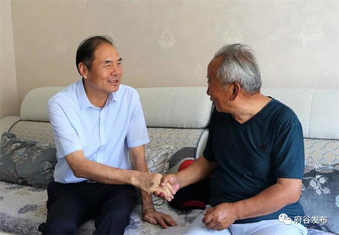 杜寿平到府谷慰问困难党员、老党员和驻村工作队