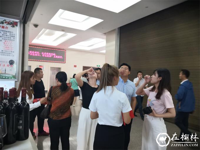 桑红庆诞辰 椹香飘万里