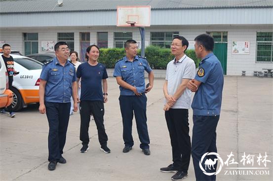 榆林公路管理局领导慰问高温下工作的一线治超执法人员