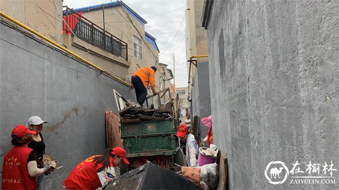 榆阳区东岳路社区积极开展环境卫生整治活动