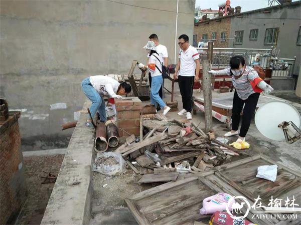 清理居民屋顶竹胶板、杂物等