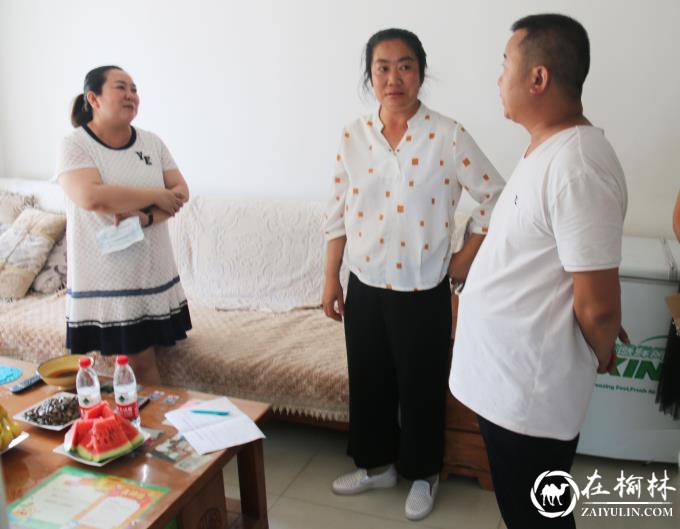 与现役军人周尚儒家属亲切交谈