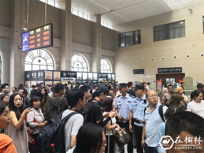 延安所民警对滞留旅客开展宣传解释工作