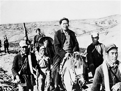 前面牵马者:王振海;毛泽东左边:石国瑞;毛泽东右边:孙振国;毛泽东的后面依次是:阎长林(警卫排长)、张天义(戴草帽)、江青。再后面是周恩来,也骑着马,但没有拍摄进来,不过能看到他的警卫员王还寿。