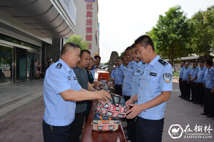 靖边总工会慰问一线执勤交警