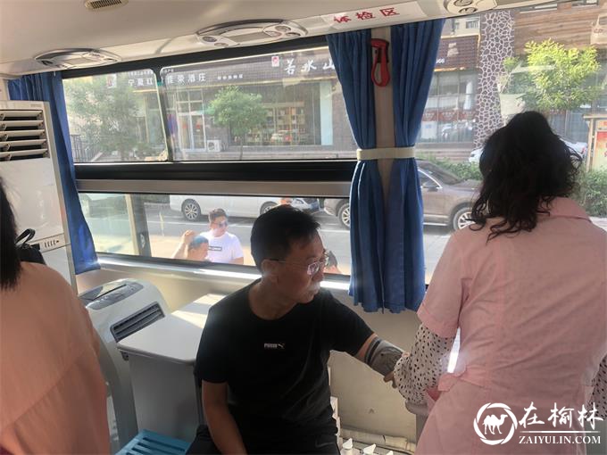 志愿者配合医务人员量血压