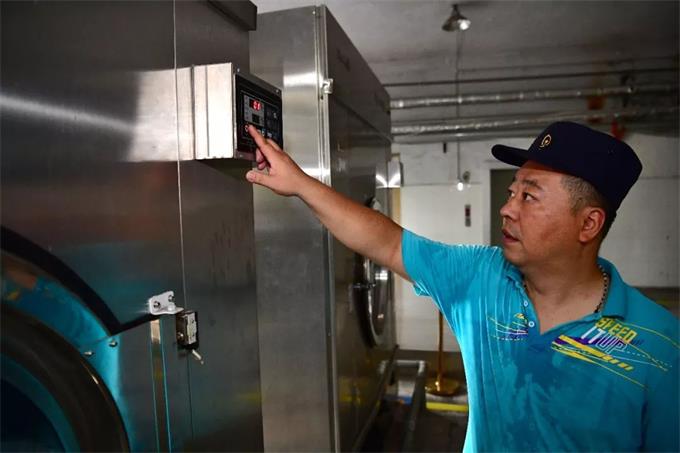 8月2日，在中国铁路郑州局集团公司郑州客运段洗涤车间，工作人员在洗涤卧具。