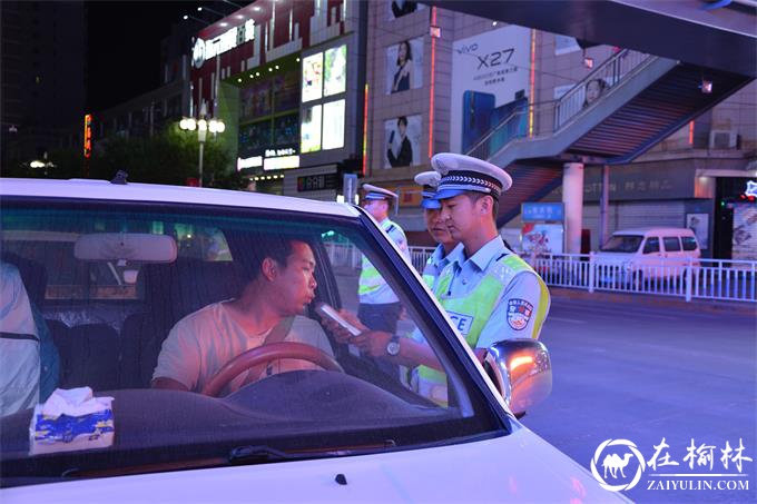 民警对过往驾驶人进行酒精含量检测