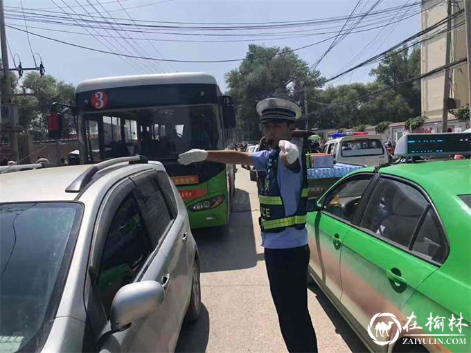 开学第一天 靖边交警蜀黍们准时上岗保畅通