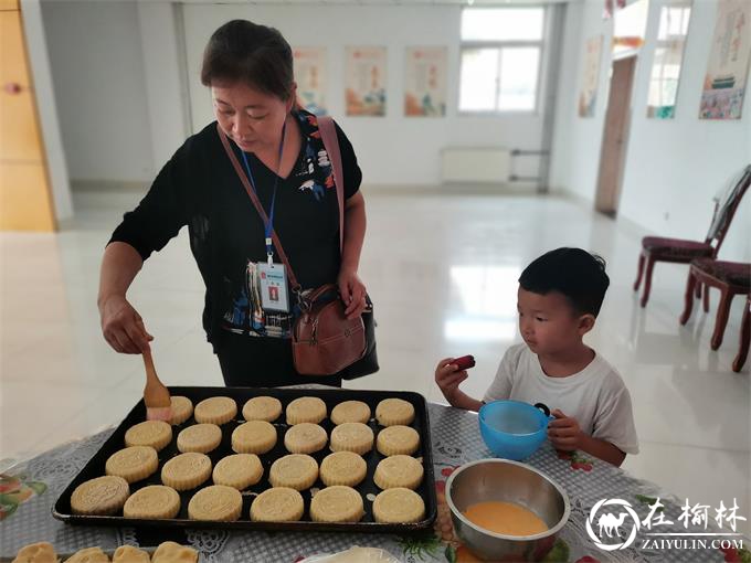 榆阳区金阳社区开展“爱在社区 情暖中秋”做月饼送温暖活动