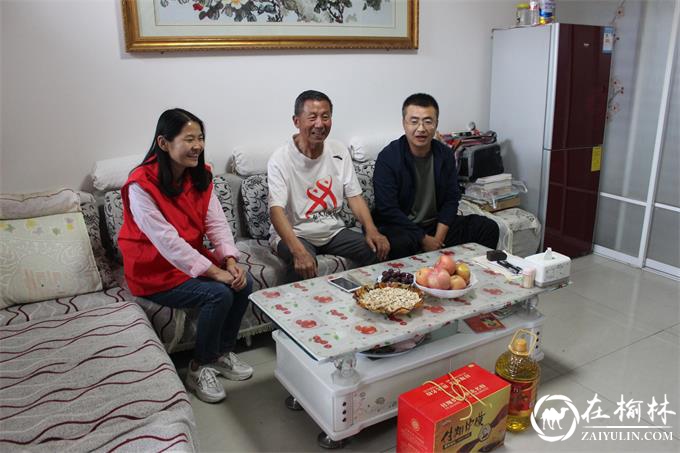 榆阳区新明楼街道新楼社区开展“喜迎国庆 爱在中秋”慰问活动