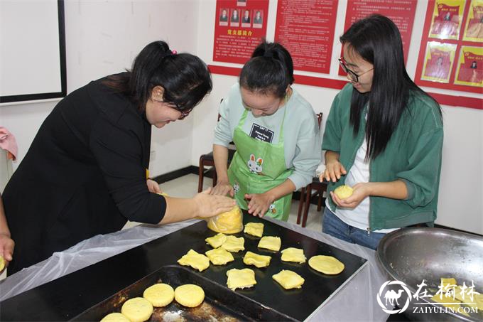 榆阳区驼峰办兴中路社区开展“巧手做月饼 共叙中秋情”活动