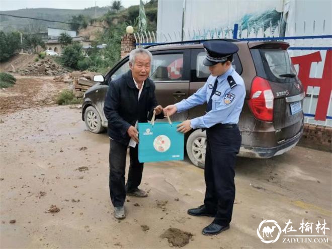 绥德铁警为铁路沿线联防队员送上中秋慰问