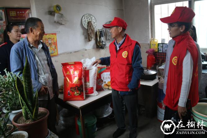 榆阳区驼峰办兴中路社区开展中秋走访慰问活动