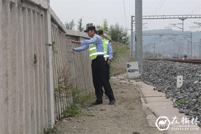 绥德铁警为铁路沿线联防队员送上中秋慰问