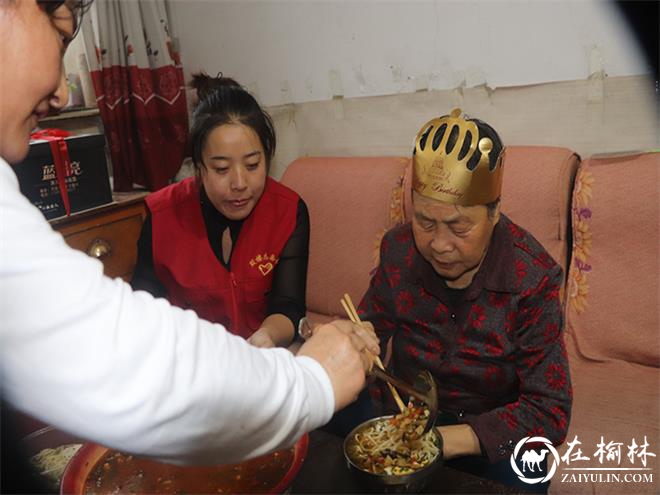 榆阳区鼓楼办普惠泉社区360敬老行系列活动之“温馨生日宴 情暖老人心”