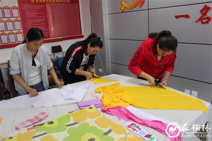 榆阳区兴中路社区半边天港湾开展陕北手工鞋垫制作系列活动