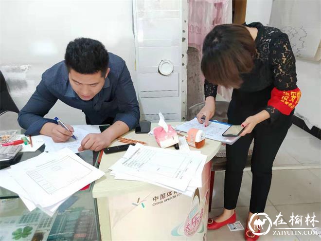 社区工作人员摸排扫黑除恶线索