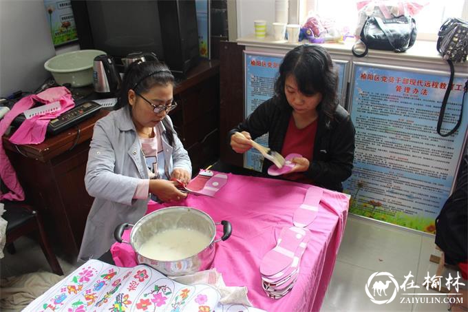 榆阳区兴中路社区半边天港湾开展陕北手工鞋垫制作系列活动