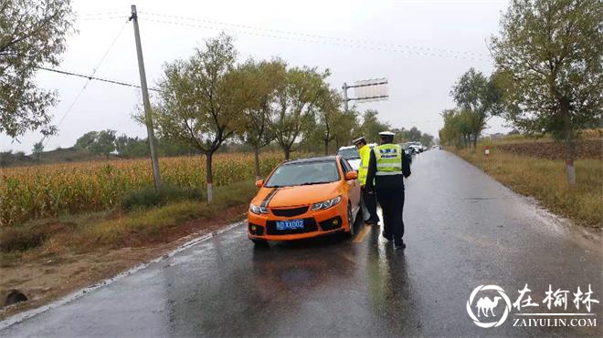 我在岗位上|靖边交警雨天除隐患保畅通