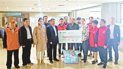 张殿虎（右五）收到市慈善协会捐助的5万元爱心款