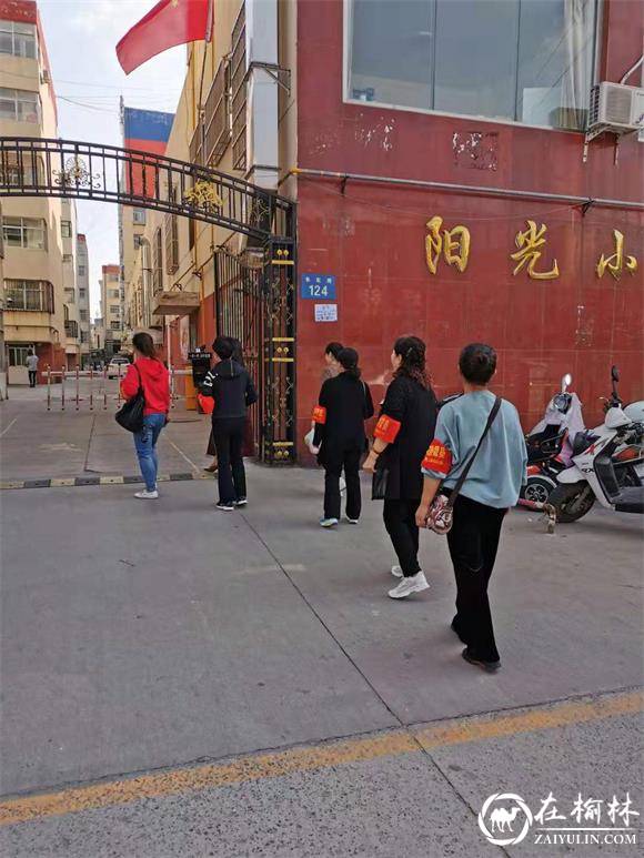 治安巡逻队伍进入小区安全排查